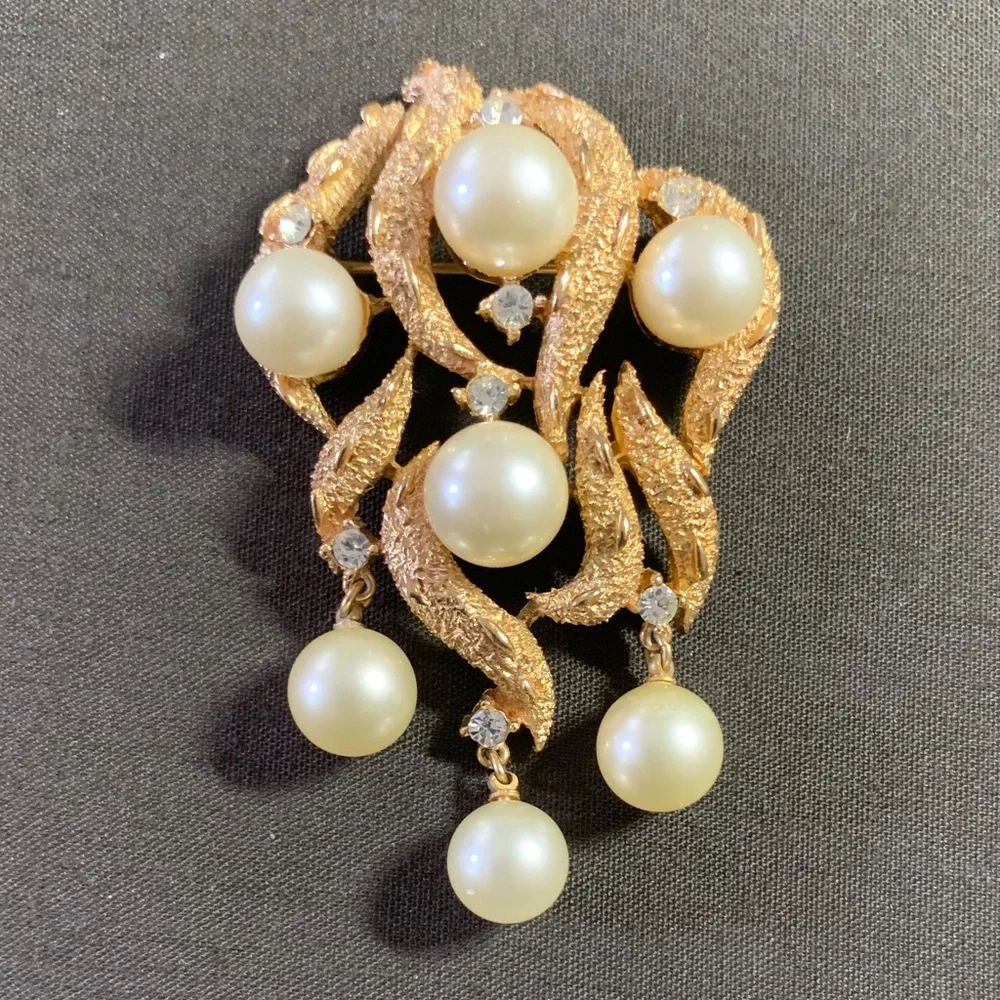 Trifari Vintage Brooch Pin with Pearls